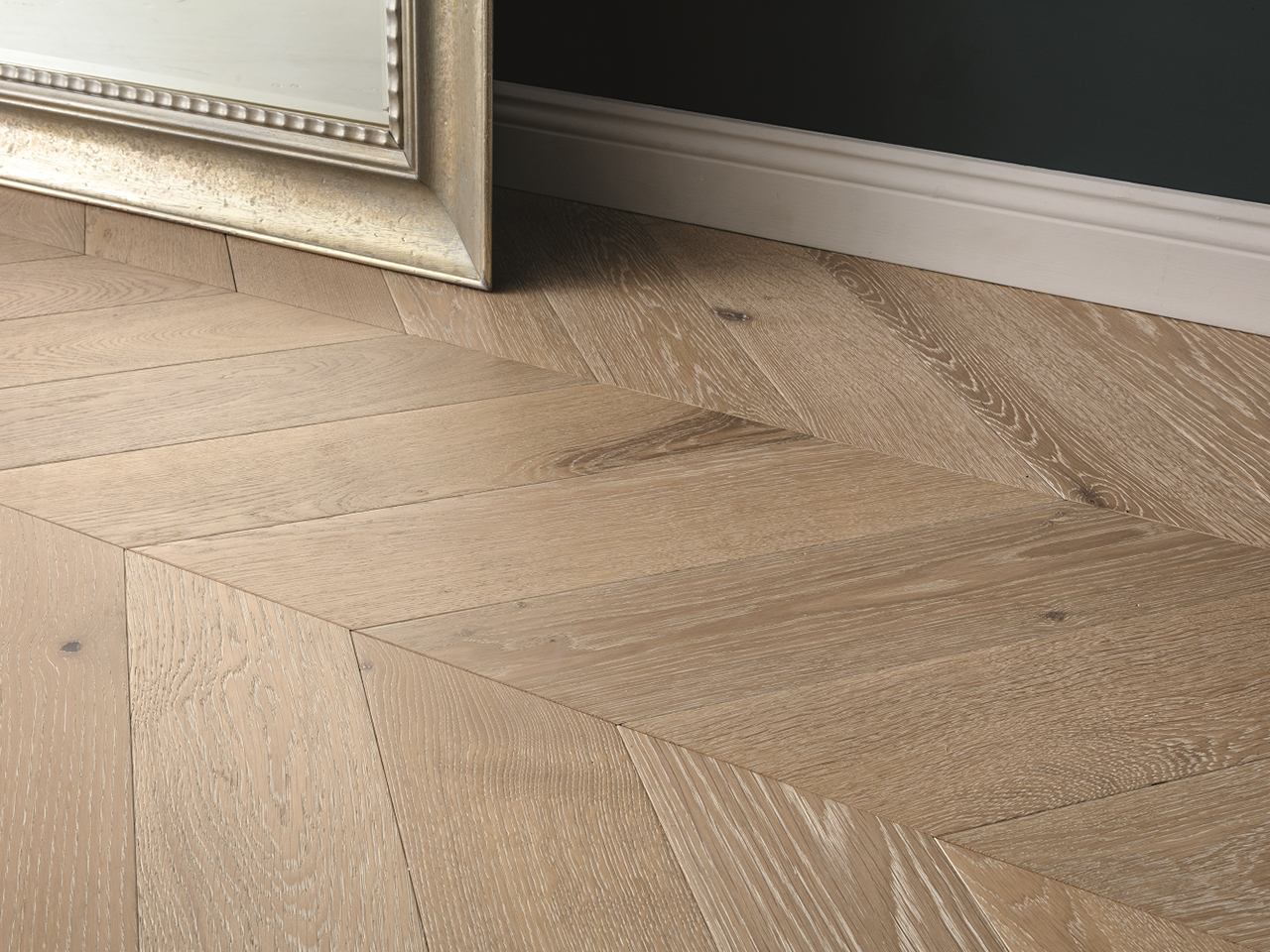 Parquet avec plinthe haute blanche