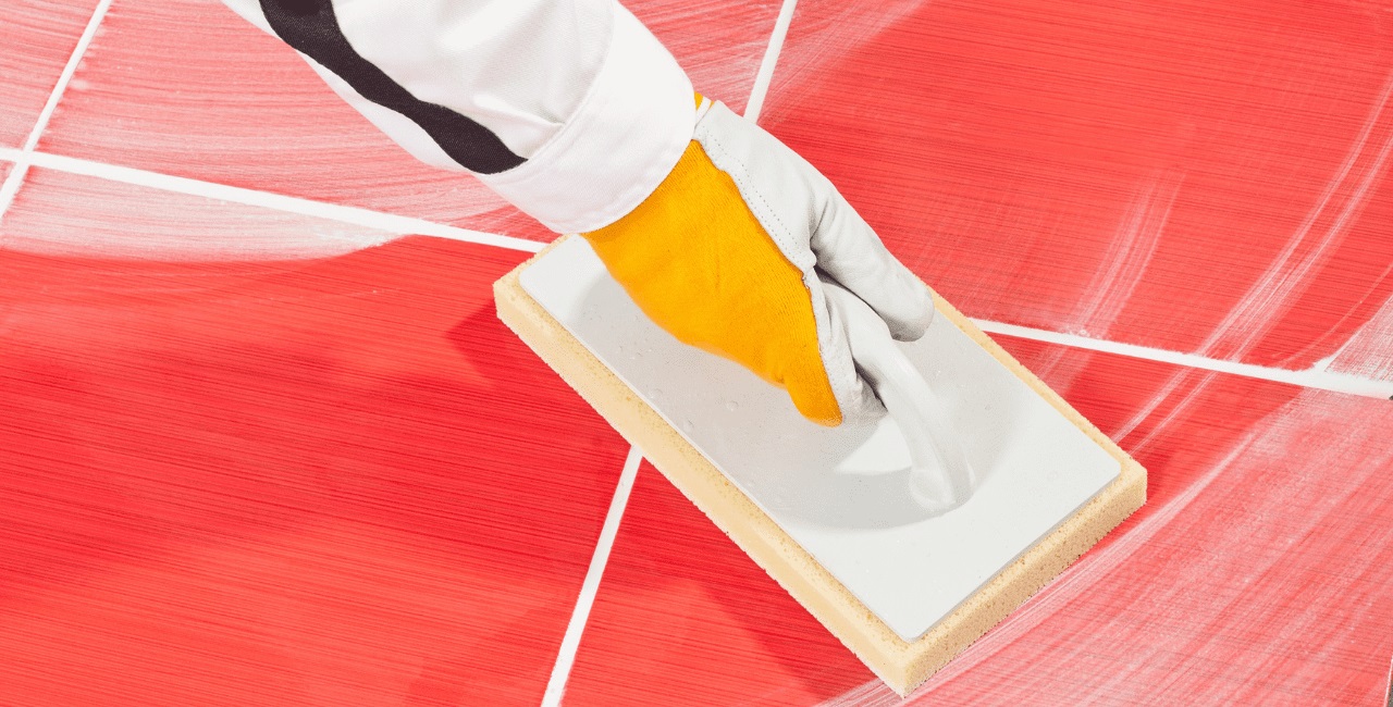 Un artisan exécutant les joints du carrelage