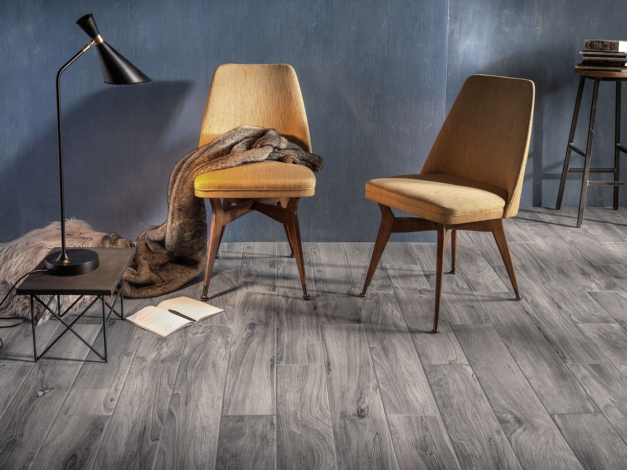 Gres Porcellanato Effetto Legno Grigio Pareti Scure